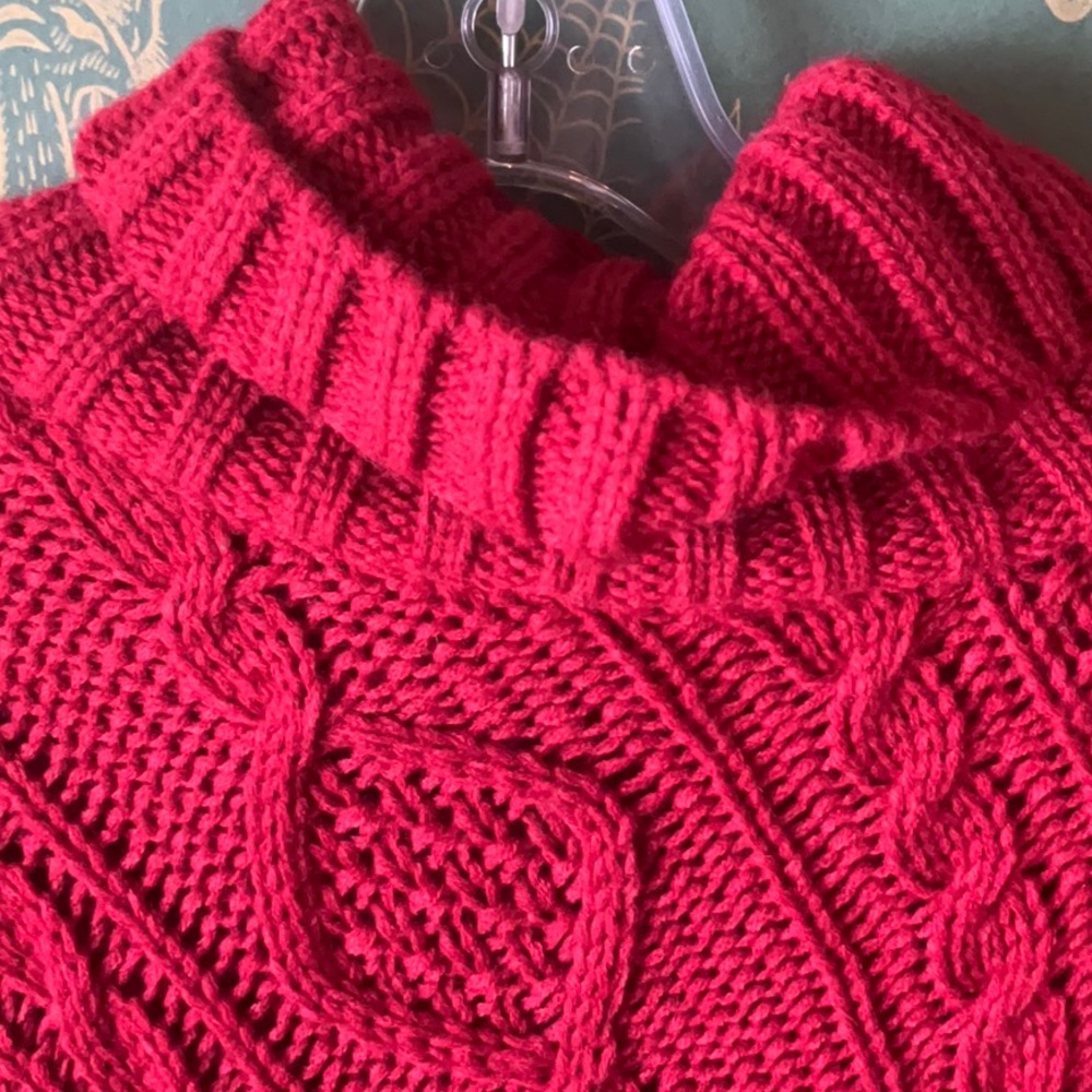 Red poncho - Picture 2 of 4